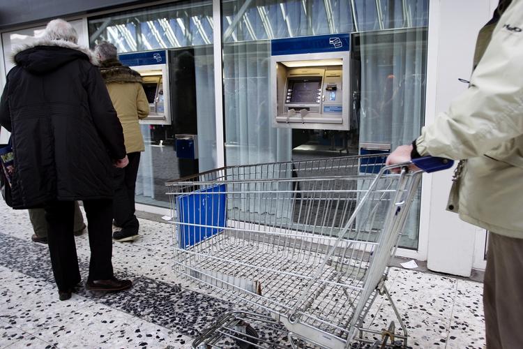 Bank. Det er hårdt slag i ansigtet på mange ældre, når banken nedlægger den lokale afdeling. 