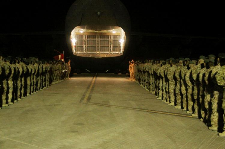 Afsked. Med ordene »før kisten hjem« blev kisten med Sophia Bruun bragt om bord på et fly, som skulle flyve fra Camp Bastion i Afghanistan til Storbritannien. Herfra blev kisten fløjet til Danmark. 