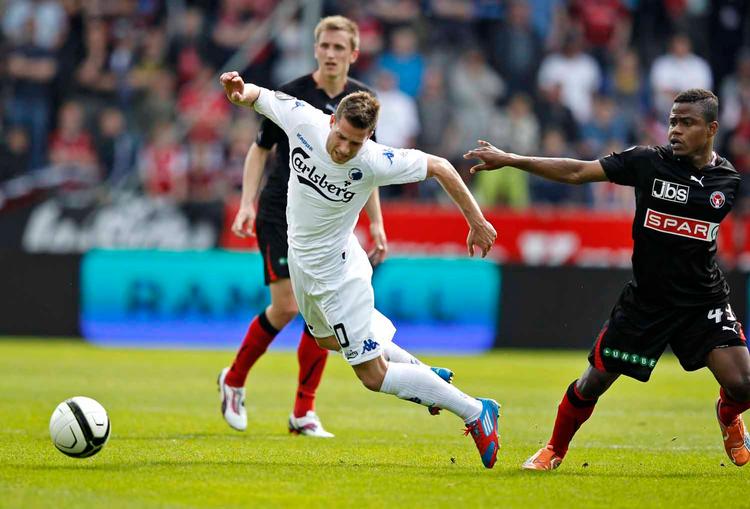 FCK's Martin Vingaard fældes i en kamp mod FC Midtjylland. 