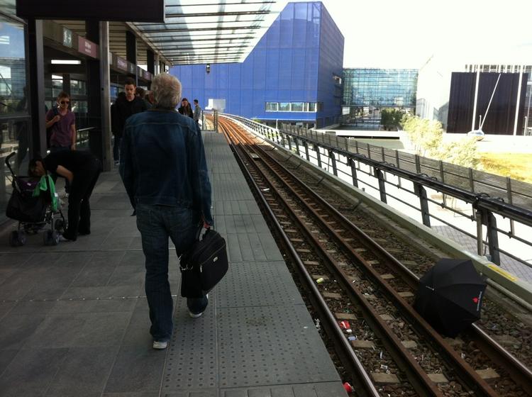 Metro Service ser ingen grund til at ændre systemet, hvor trafikken stopper, så snart der ligger noget på skinnerne. 