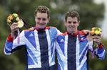 metalbrødre. Storbritanniens Alistair Brownlee (tv) fik guld i triatlon, mens lillebror Jonathan Brownlee fik bronze. 