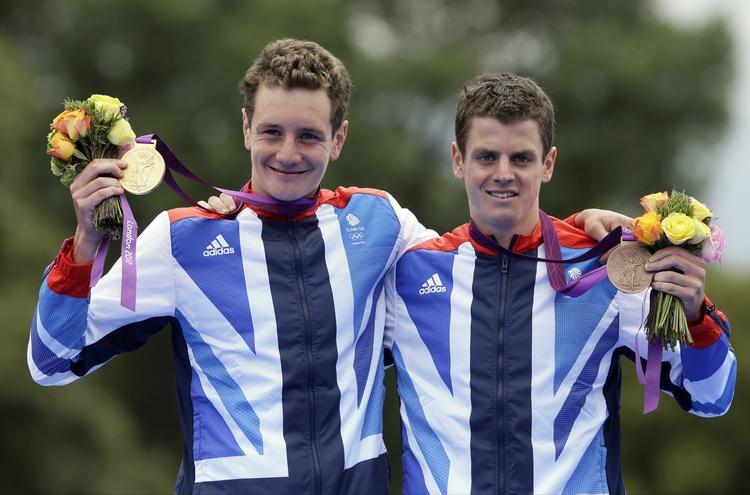 metalbrødre. Storbritanniens Alistair Brownlee (tv) fik guld i triatlon, mens lillebror Jonathan Brownlee fik bronze. 