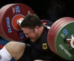 FEJL-LØFT. Næsten 200 kilo sender den tyske vægtløfter Matthias Steiner i gulvet, da de rammer ham i nakken under et løft i vægtøfternes gruppe A til OL tirsdag. 