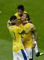 næseplaster. Brasiliens målscorer Romulo (th) bliver tiljublet af Neymar (øverst) og Oscar. 