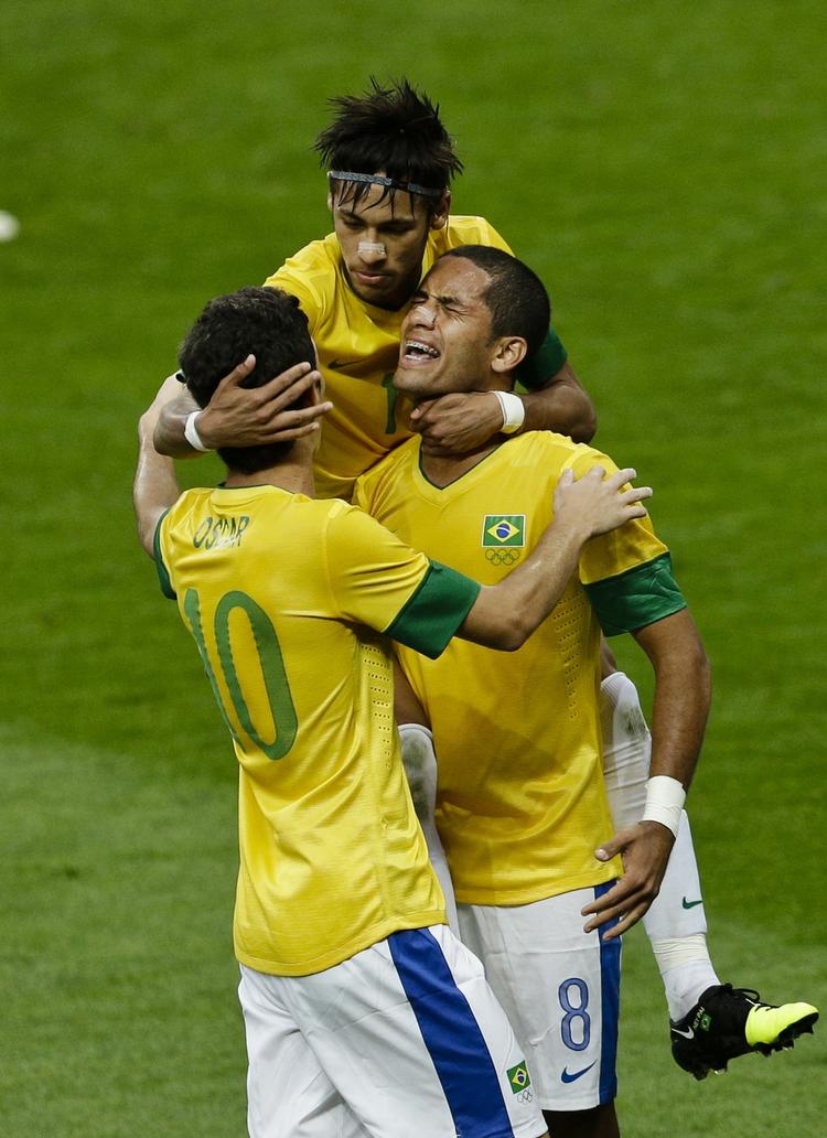 næseplaster. Brasiliens målscorer Romulo (th) bliver tiljublet af Neymar (øverst) og Oscar. 