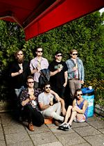 Sommer-soundtrack. Calypsohittet 'Easter Island', der er i februar blev 'P3's uundgåelige', er en hyldest til den totale frihed, som The Eclectic Moniker dyrker. 