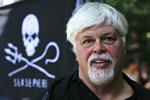 efterlyst. Paul Watson er efterlyst, fordi han ikke har overholdt sine kautionsforpligtelser i Tyskland. 