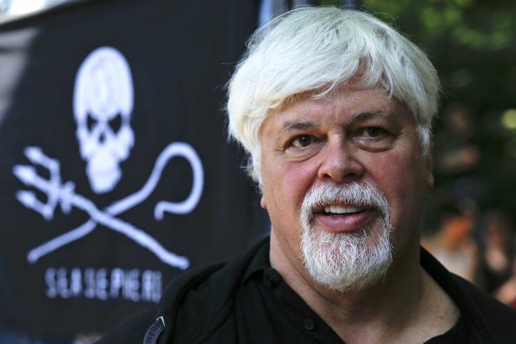 efterlyst. Paul Watson er efterlyst, fordi han ikke har overholdt sine kautionsforpligtelser i Tyskland. 