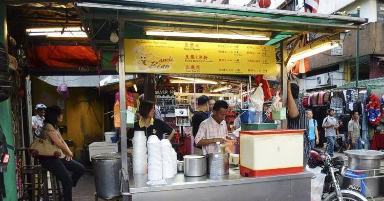 Fastfood. Gadekøkkener er en let og billig måde at blive mæt på i Kuala Lumpur. 