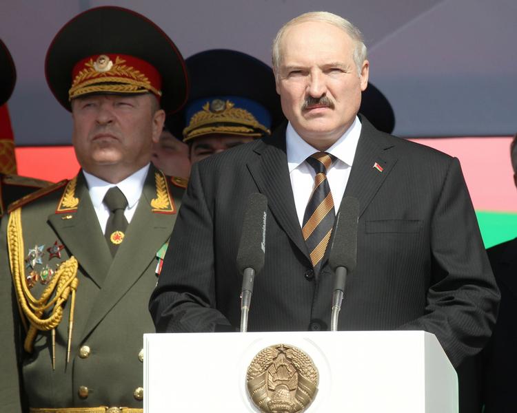 diplomatisk. Hvideruslands præsident Alexander Lukashenko spiller det store diplomatiske spil i en 'krig' mod Sverige om hensynet til menneskerettigheder. 