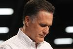 Bebrejdet. Den republikanske præsidentkandidat Mitt Romney bliver bebrejdet en kvindes død af kræft. Her ses han ved et minuts stilhed i går for ofrene ved tempelskyderiet i Wisconsin søndag. 