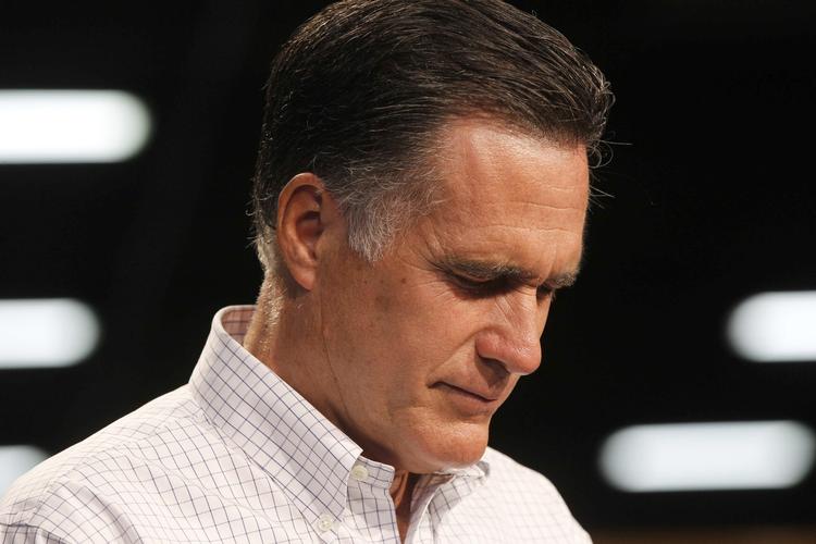 Bebrejdet. Den republikanske præsidentkandidat Mitt Romney bliver bebrejdet en kvindes død af kræft. Her ses han ved et minuts stilhed i går for ofrene ved tempelskyderiet i Wisconsin søndag. 