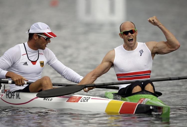 GULD. For tredje OL i træk vandt Eirik Verås Larsen (th.) medalje, da han i 1.000 meter enerkajak besejrede blandt andre tyskeren Max Hoff (tv.), der fik bronze. 
