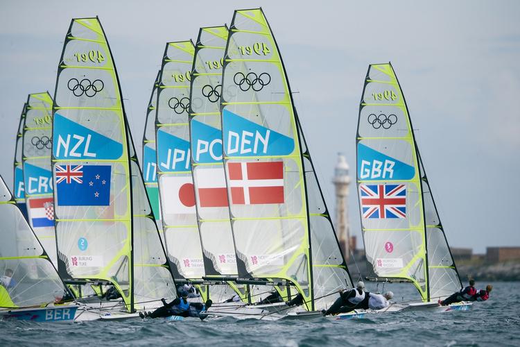 Rolig. Mange af de andre sejlere virker krampagtige, vurderer teamchef Thomas Jacobsen, der råder Allan Nørregaard og Peter Lang til at nyde deres sejlads. 