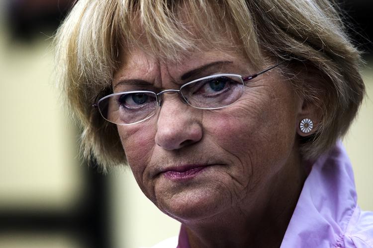 overdragelsesforretning. Pia Kjærsgaard fotograferet på dagens pressemøde i Silkeborg, hvor hun på forventet efterbevilling - det sker først formelt på landsmødet til efteråret - overdrog magten i partiet til Kristian Thulesen Dahl. 