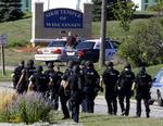 Tragedie. Kampklædt rykkede søndag talstærkt ind i sikh-tempel i Oak Creek, Wisconsin, hvor syv mennesker døde i skyderi. 
