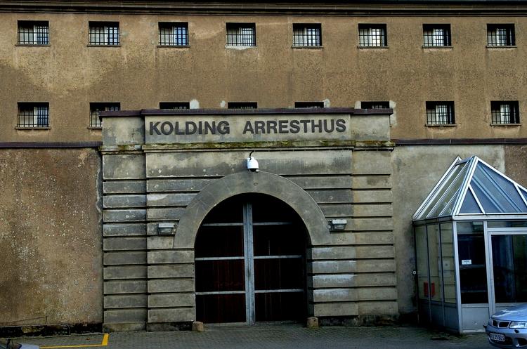 Flugten fra Kolding Arrest for tre uger siden var langt mere dramatisk end dagens pågribelse af de to undvegne fanger. 