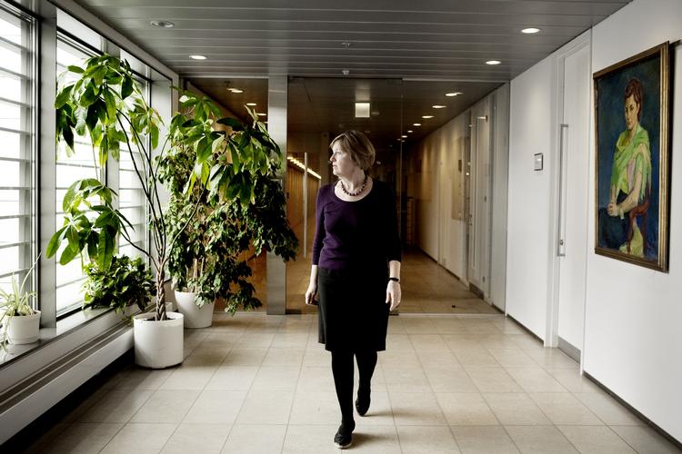 Kritik. Lennart Kiil mener, at Kvinfo lever 30-40 år tilbage i tiden. Her ses Elisabeth Møller Jensen, direktør i Kvinfo. 