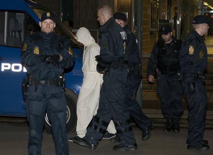 Væk. På Ekstra Bladets hjemmeside blev der i sin tid bragt et billede fra anholdelsesaktionen. Alligevel er det ikke lykkedes at identificere alle involverede betjente. 