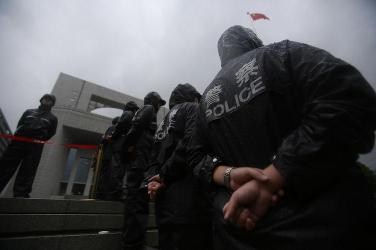 Retssag. Massivt politiopbud uden for retten i Hefei i forbindelse med retssagen mod politikerkonen Gu Kailai. 