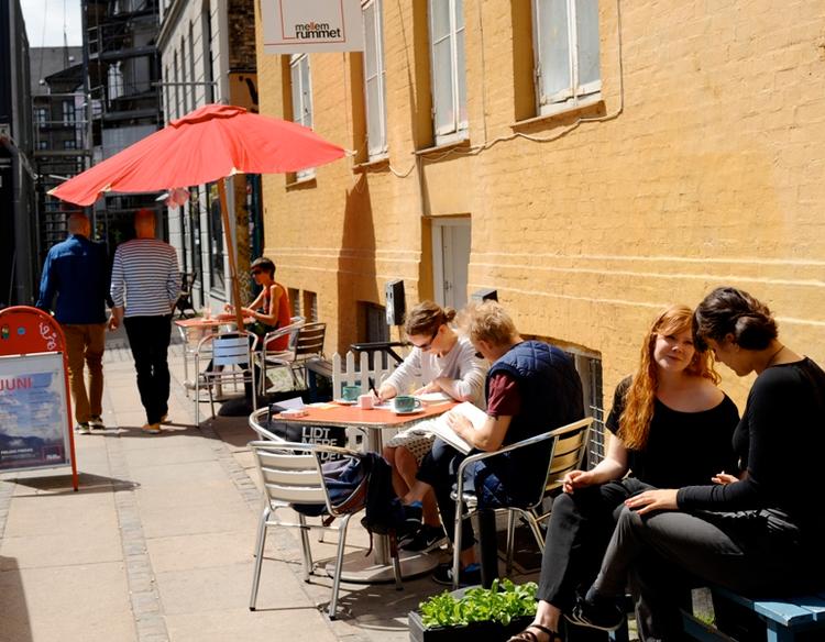 Overskud. Efter et godt første halvår kan Nørrebro-caféen Mellemrummet donere 250.000 kroner. 