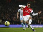 sejrsmål. Et straffespark, sendt i kassen af Robbie van Persie, sikrede Arsenal sejren over Aston Villa. 