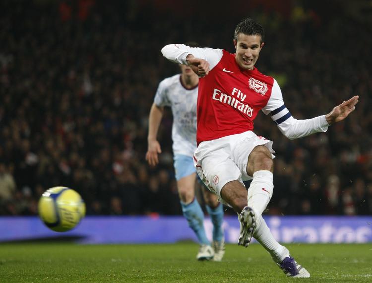 sejrsmål. Et straffespark, sendt i kassen af Robbie van Persie, sikrede Arsenal sejren over Aston Villa. 