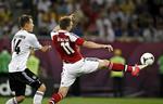 Straffe? Nicklas Bendtner var lige ved at overliste Manuel Neuer med en lang tå. Umiddelbart forinden var han blevet trukket i trøjen af Holger Badstuber. 