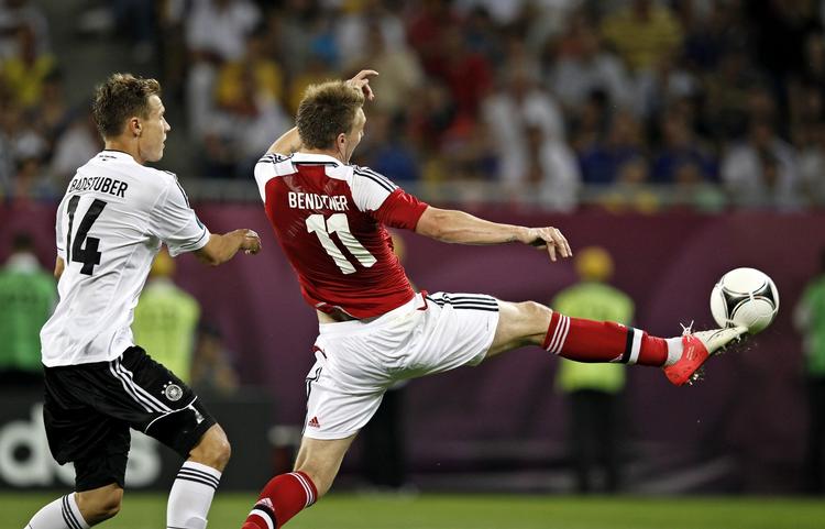 Straffe? Nicklas Bendtner var lige ved at overliste Manuel Neuer med en lang tå. Umiddelbart forinden var han blevet trukket i trøjen af Holger Badstuber. 