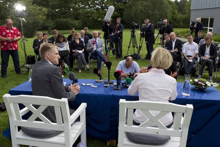 vagtskifte. Pia Kjærsgaard trækker sig tilbage fra formandsposten i Dansk Folkeparti og overlader stafetten til Kristian Thulesen Dahl. 