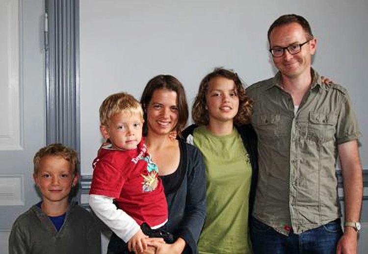 hjælpearbejde. Kristine og Jens Kaaber Pors er klar til at drage til Tanzania med hele familien - børnene Jonas, Nikolaj og Ingrid. 