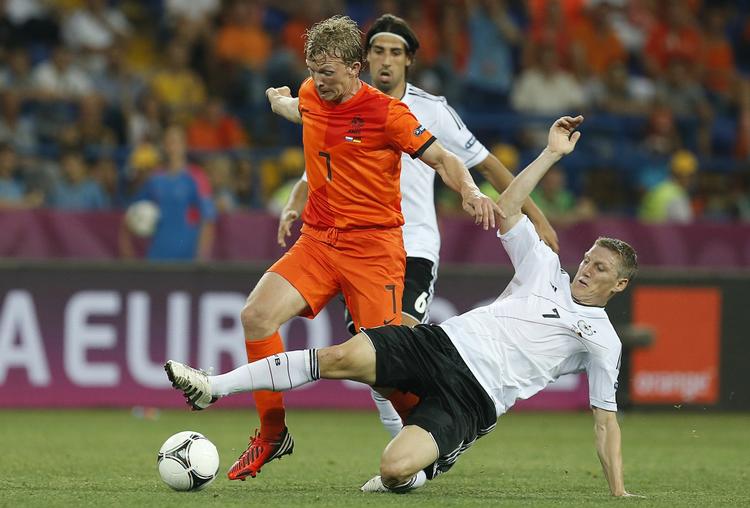 Play-off. FCK's modstander i play off-runden til Champions League kan blive Fenerbahce, der har hollænderen Dirk Kuyt i truppen. 