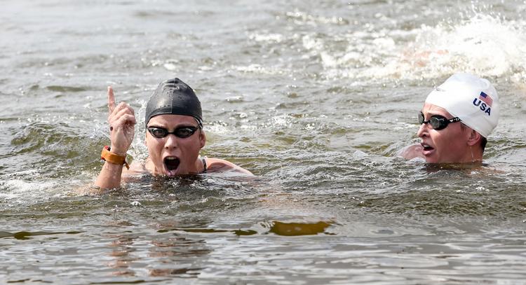 spurt. Ungarns Eva Risztov (tv) fejrer sejren i langdistancesvømning i Hyde Park. 