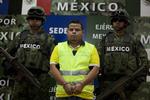 NARKOKRIG. Krigen mellem Mexicos myndigheder og narkokarteller har indtil videre kostet 55.000 mennesker livet. På billedet viser soldater Gregorio Villanueva Salas fra narkokartellet Zeta frem foran pressen efter anholdelsen i forrige måned. 