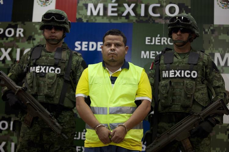 NARKOKRIG. Krigen mellem Mexicos myndigheder og narkokarteller har indtil videre kostet 55.000 mennesker livet. På billedet viser soldater Gregorio Villanueva Salas fra narkokartellet Zeta frem foran pressen efter anholdelsen i forrige måned. 