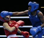 ol-historie. Kinas Ren Cancan (tv) bliver slået i gulvet af briten Nicola Adams, som bliver første kvindelige bokser med en OL-guldmedalje. 