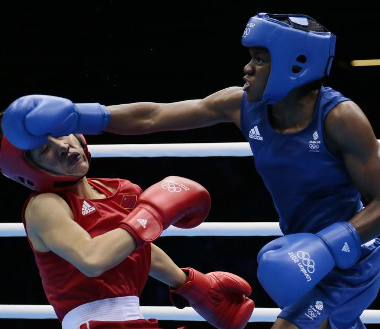 ol-historie. Kinas Ren Cancan (tv) bliver slået i gulvet af briten Nicola Adams, som bliver første kvindelige bokser med en OL-guldmedalje. 