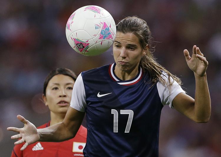 OL-guld. Tobin Heath fra USA forsøger at få styr på bolden i finalen ved OL mod Japan. 