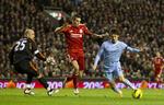 Efterspurgt. Daniel Agger (i midten) er et varmt emne i Manchester City, hvor David Silva (t.h.) er en af de store stjerner. 