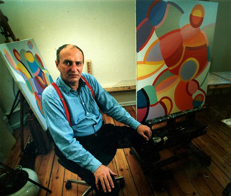 Stilistisk kolbøtte. »Det er ikke hver dag, at man render ind i en kunstner, der ikke bare gør en dyd af sin kommercialitet, sin salgbarhed, men også gør den forståelig«, skriver Peter Michael Hornung om fødselaren, der er gået fra at lave grænsesøgende kunst til nu at lave dekorative og farverige billeder. 