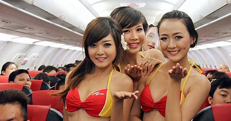 LUFTDANS. Det ser hyggeligt ud, men kostede lavprisselskabet, VietjetAir, 20 millioner dong i bøde at have Hawaii-inspirede dansere om bord for nylig. 
