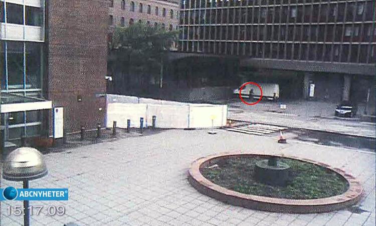 TERRORAKTION. Et overvågningskamera fangede Breivik, da han parkerede sin bilbombe op ad regeringskontorerne i Oslo. 