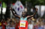 Favorit. Kenyanerens personlige rekord for de 42,195 km er 2.05,04 timer. 