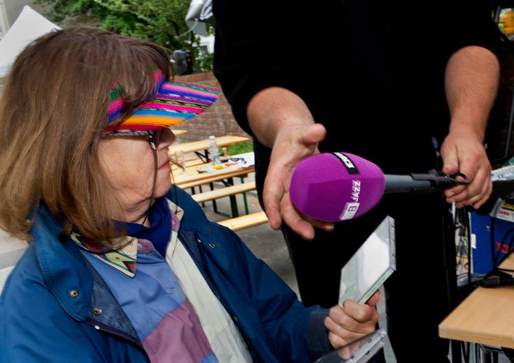 Jazzoom. Daimi vender plader og guider til sin favoritjazz ved P8's lilla campingvogn, der under jazzfestivalen bærer navnet 'Jazzoom'. Bemærk matchende solhat. 