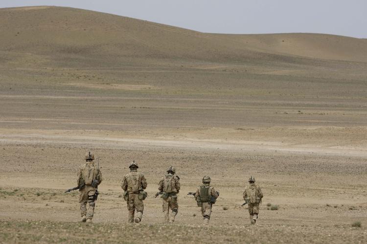 AFGHANISTAN. En enhed fra Armadillo-basen på patrulje i det afghanske ørkensand 
