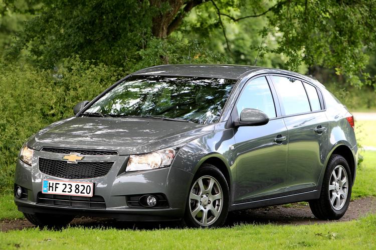 Fra 4 til 5. Chevrolet Cruze kom til verden som en firedørs sedan. Den seneste udgave er en udstyrs- spækket femdørs hatchback. 