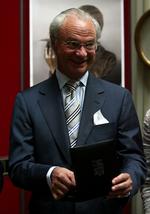 Muntert. Vort nordlige nabofolk viser bid med falske mønter med teksten 'Vår horkarl till kung' og et billede af Kong Carl Gustaf. 