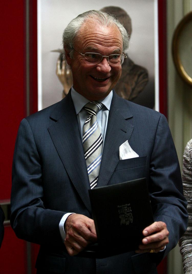 Muntert. Vort nordlige nabofolk viser bid med falske mønter med teksten 'Vår horkarl till kung' og et billede af Kong Carl Gustaf. 