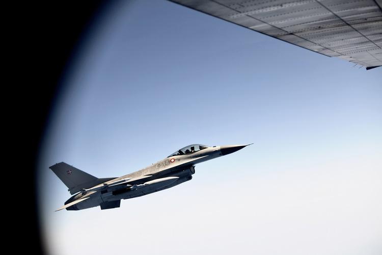 TABT. En af Flyvevåbnets F-16-maskiner har tabt den forreste del af et luft til luft-missil under en flyvning ud over Vesterhavet. 