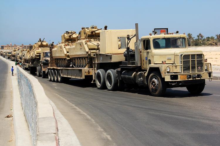 FORSTÆRKNING. Egyptisk militærkonvoj på vej ind i El Arish, hvor hæren øger sin tilstedeværelse i kølvandet på flere angreb mod soldater i Sinai. 